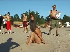 Chica tratando de su ...