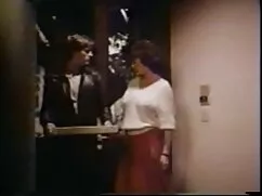 Rubia pequeña camina ...