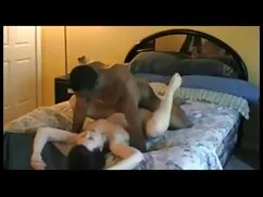 Chica toca el coño c ...