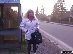 morena chica chupa l ...